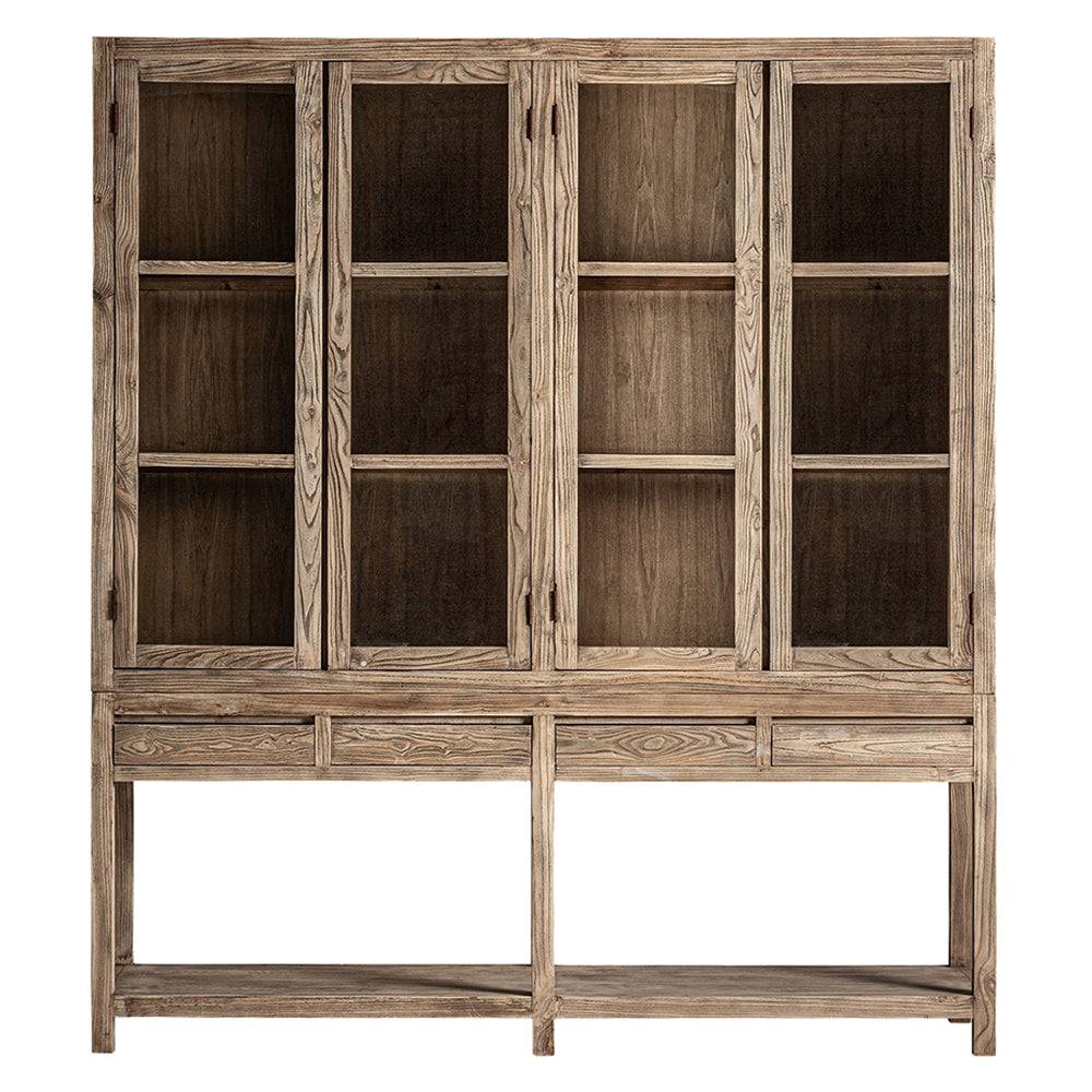 Elölnézet: Masein natúr szilfa vitrines szekrény, 4 üvegajtóval és 4 fiókkal, 225 cm magas.