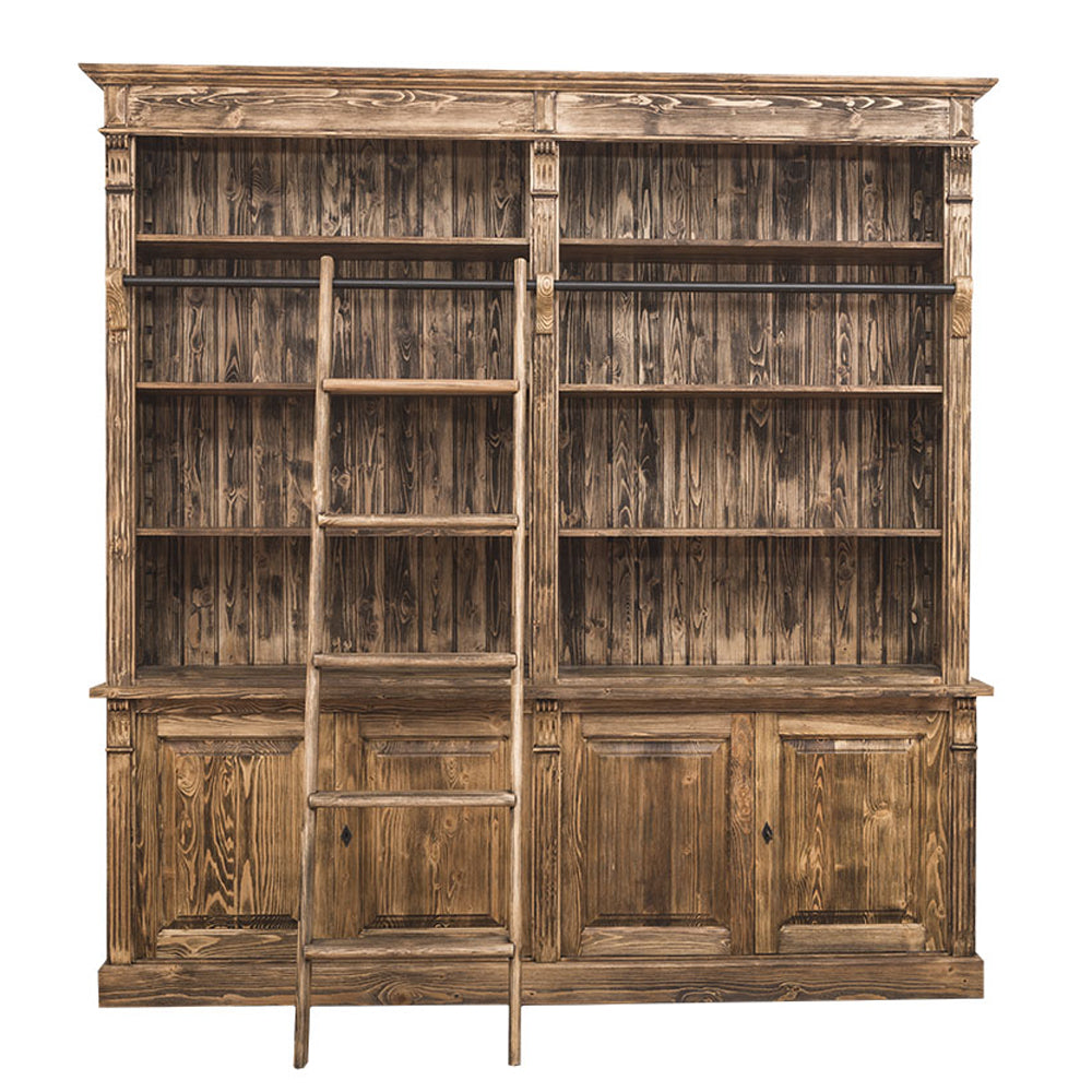 Tömör fenyőfa könyvszekrény létrával, klasszikus stílusban, zárt alsó résszel és nyitott felső polcokkal.