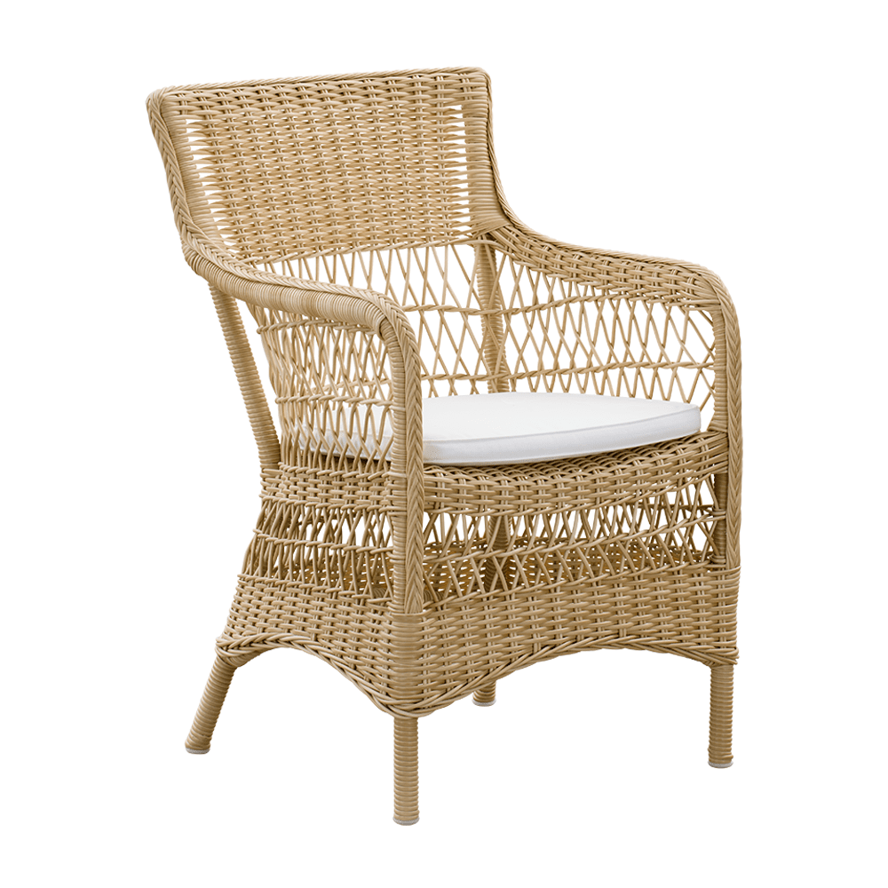 Vintage stílusú, natúr színű, műrattan kerti karosszék.