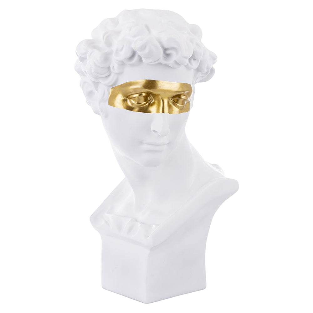 Aranyszínű maszkkal kontrasztozott, nagy méretű, fehér színű férfi mellszobor..