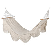 Bézs pamut függőágy boho stílusban, fa rögzítőrúddal – Maya Swing kollekció.