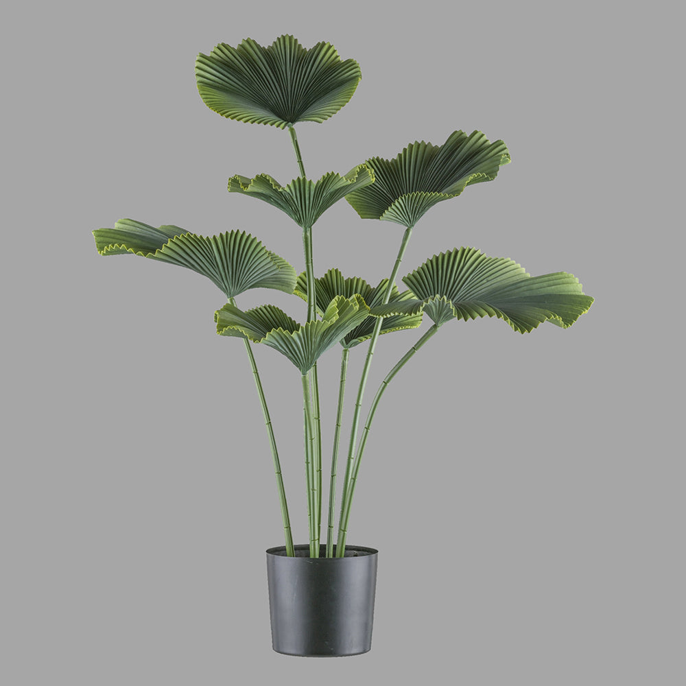 Zöld színű bokorpálma műnövény, fekete műanyag kaspóban.