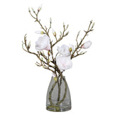 Krémszínű, mű magnólia kompozíció, modern formájú üvegvázában..