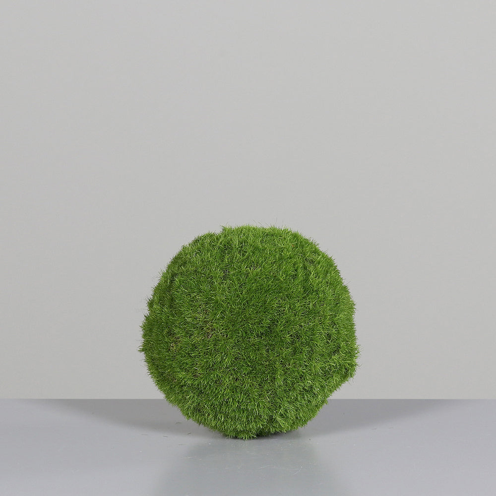 Dekorációs mű moha labda. Dekorációs mű moha labda.