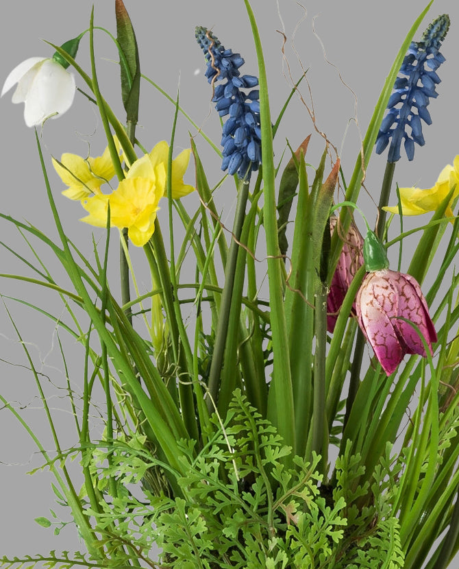 Vegyes mű tavaszi virág kompozíció mesterséges földlabdában..