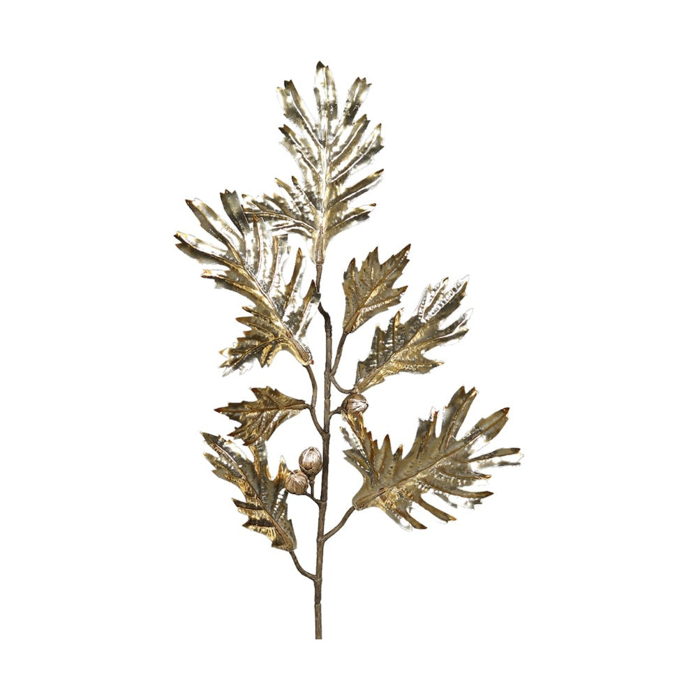 Fényes, aranyszínű levelekkel és termésekkel kialakított mű tölgyfa ág.