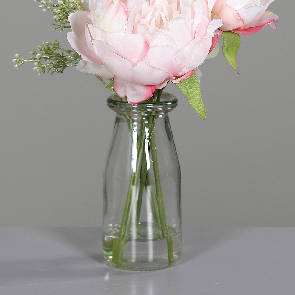 Rózsaszín színű, vegyes művirágokból készült virágcsokor, áttetsző üvegvázában..