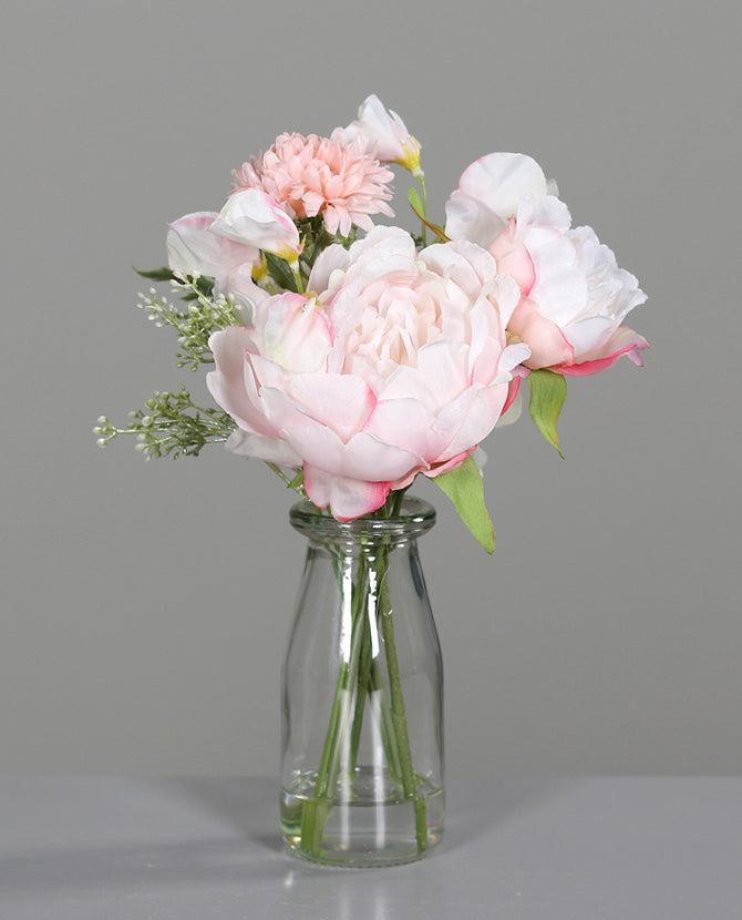 Rózsaszín színű, vegyes művirágokból készült virágcsokor, áttetsző üvegvázában..