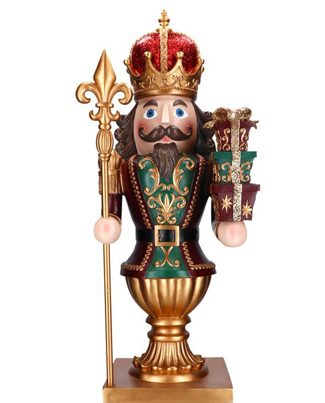 Burgundi és zöld színű, gazdagon díszlett karácsonyi diótörő király figura.