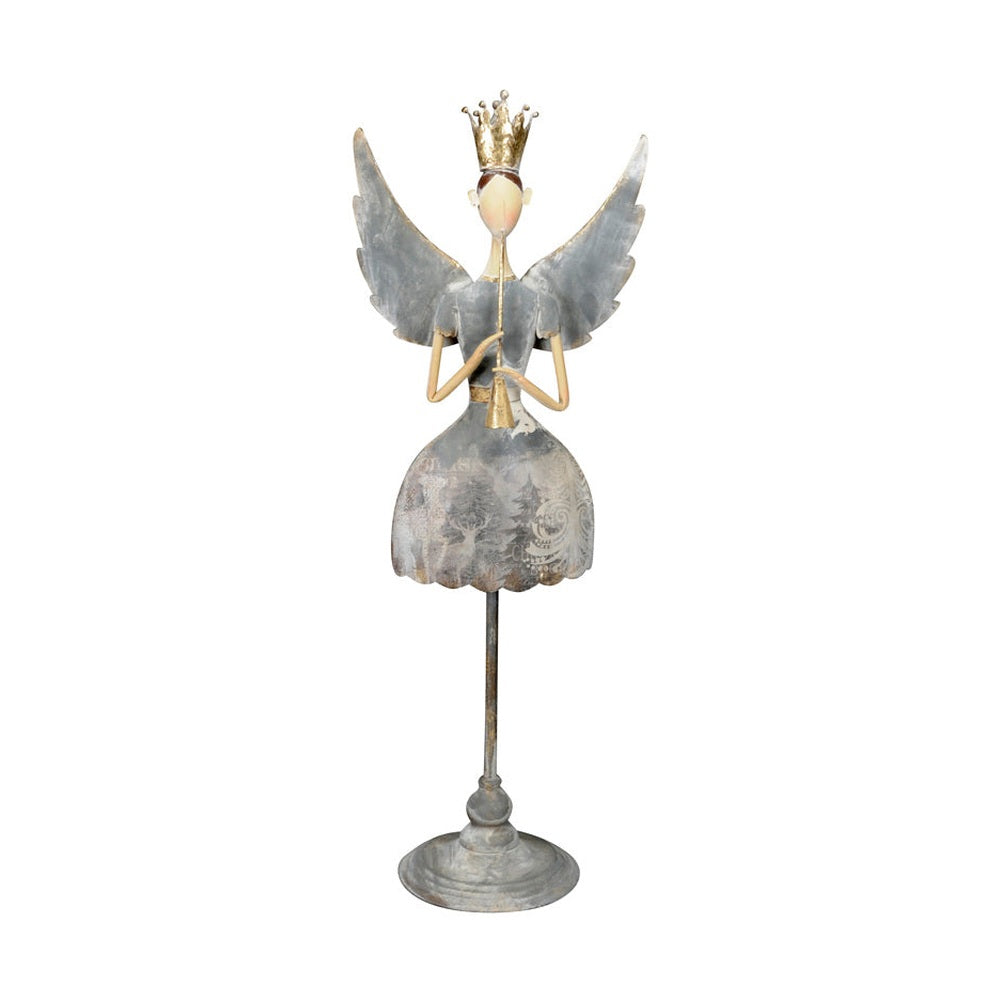 Koronát viselő fém angyal figura harsonával a kezében.