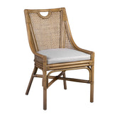 Rattanból készült, párnázott ülőfelülettel kialakított étkezőszék.