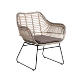 Natúr műrattan kerti szék párnával, fekete acél lábakkal fehér háttéren