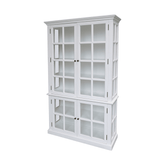 Fehér színű, 4 ajtós vitrines szekrény.