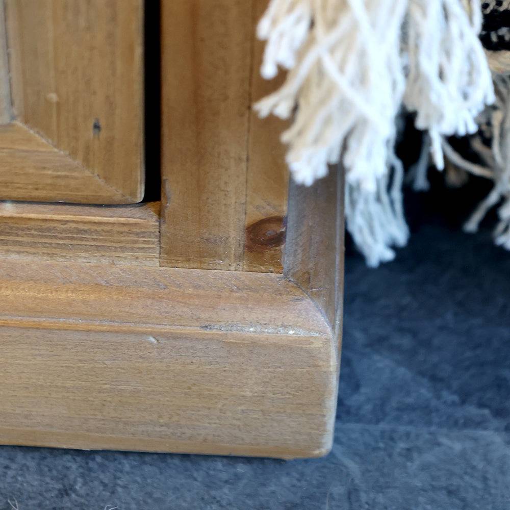 Az Old French pad tömör fenyőfa lábazatának közelképe natúr felületkezeléssel. Az Old French pad tömör fenyőfa lábazatának közelképe natúr felületkezeléssel.