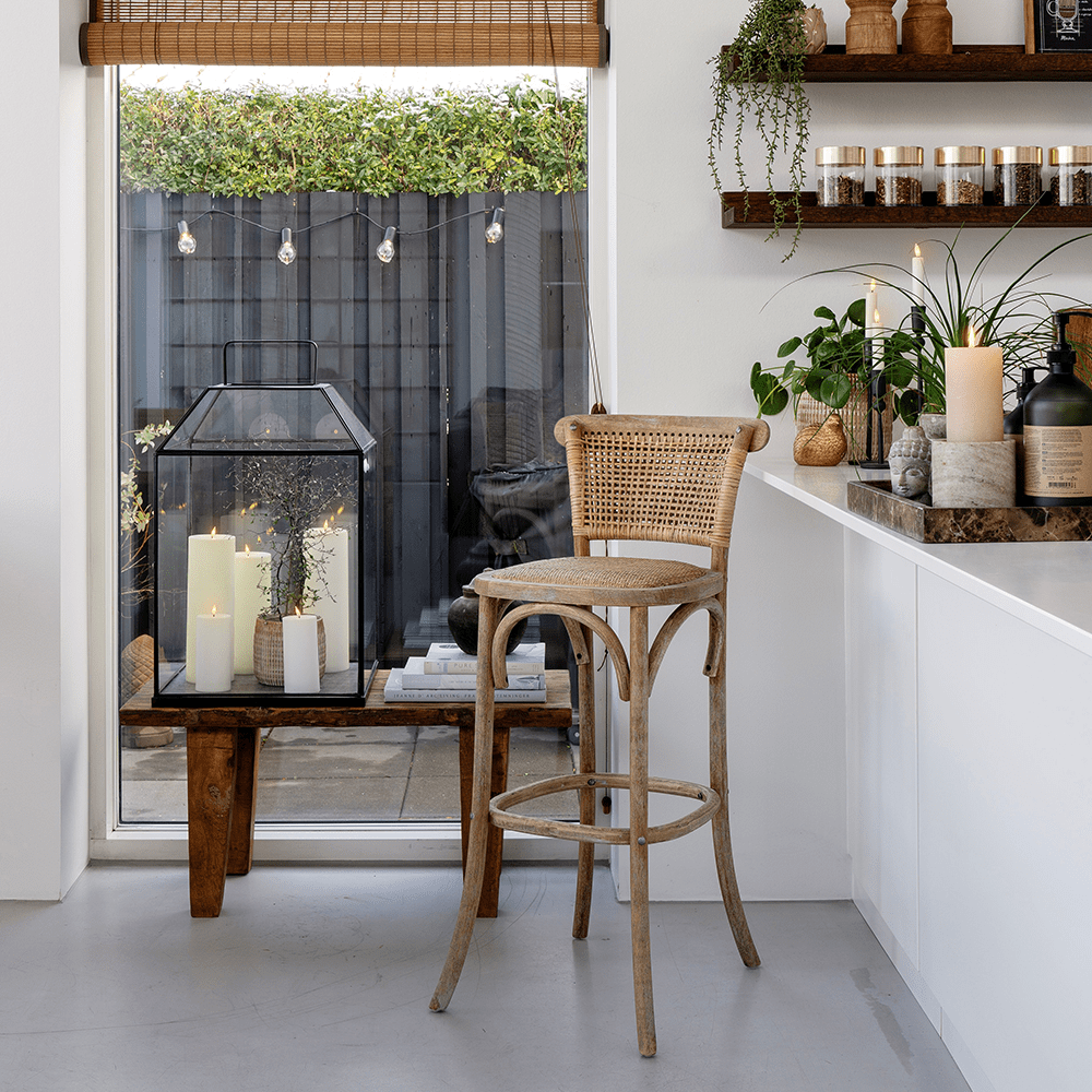 A Chic Antique bárszék modern konyhai környezetben természetes fényben A Chic Antique bárszék modern konyhai környezetben természetes fényben