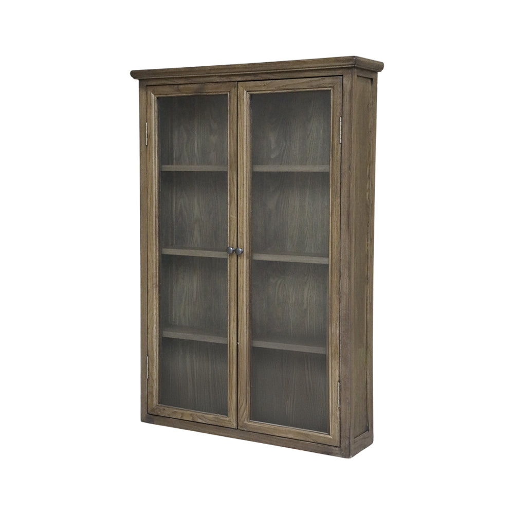 Old French natúr színű, kétszárnyú, üveges faliszekrény üres állapotban, világos háttér előtt.