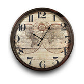 Vasabronccsal keretezett, vintage stílusú falióra világtérképes számlappal.