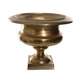 Öntöttvasból készült, kültérre is alkalmas, aranyszínű nagy kaspó-váza.