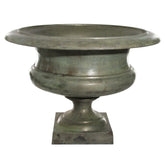 Öntött alumíniumból készült, kültérre is alkalmas, antik zöld színű nagy kaspó-váza.