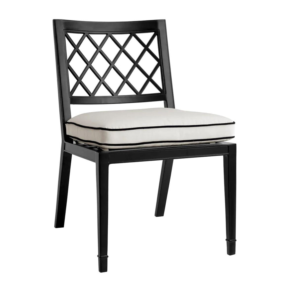 Matt fekete színű, porszórt alumíniumból készült, fehér színű Sunbrella ülőpárnával rendelkező, formatervezett kerti szék.