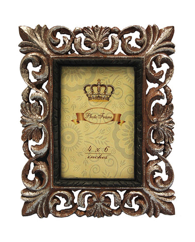 Barokkos levéldíszekkel díszített, antikot felületű, pezsgőszínű asztali fényképtartó képkeret.