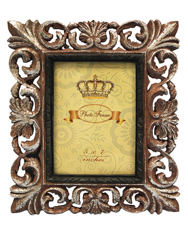 Barokkos levéldíszekkel díszített, antikot felületű, aranyszínű asztali fényképtartó képkeret.