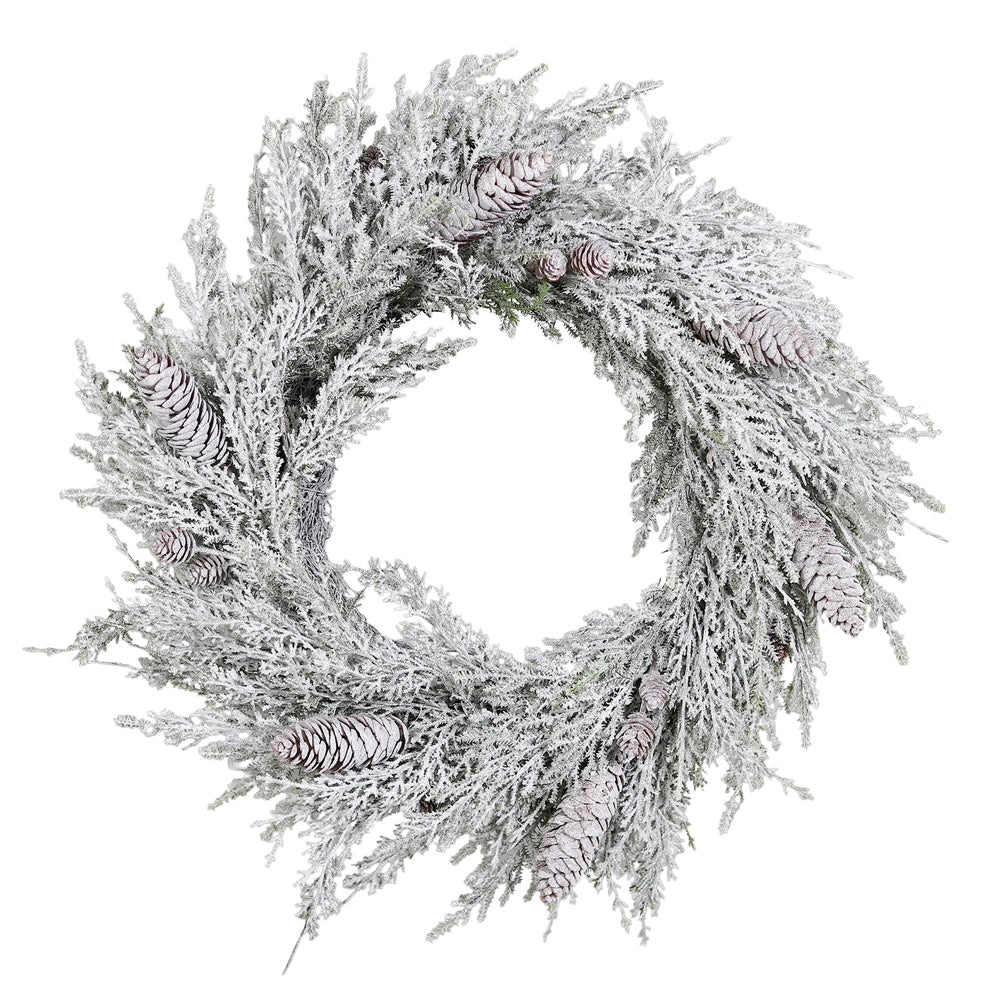 PINE havas mű fenyő koszorú Ø 48 cm tobozokkal díszítve fehér háttérrel