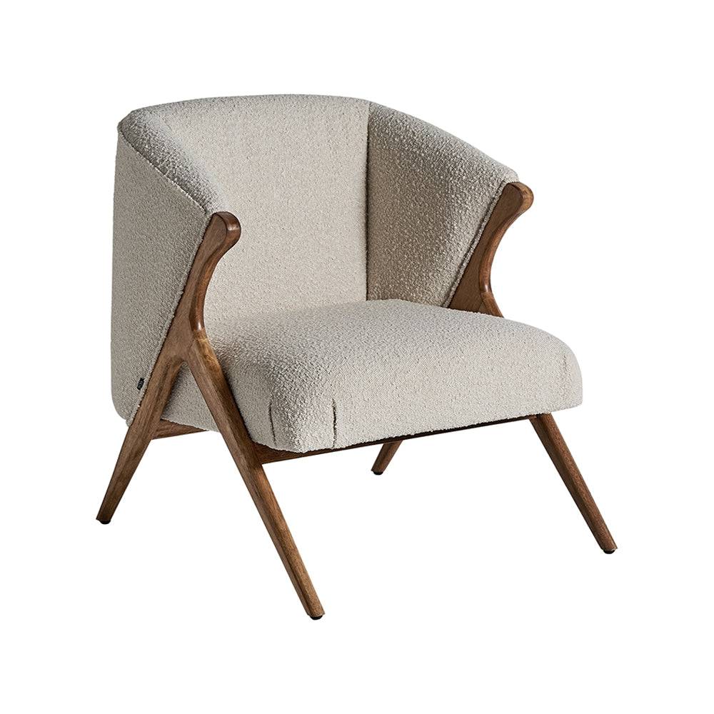 Prati törtfehér buklé fotel döntött fa lábakkal, szemből nézve.