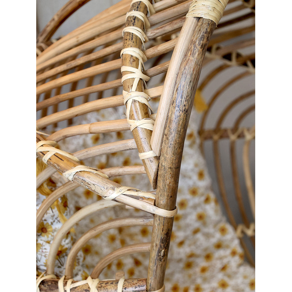 Növényi rattanból készült, vintage stílusú, kézműves függőfotel. Növényi rattanból készült, vintage stílusú, kézműves függőfotel.