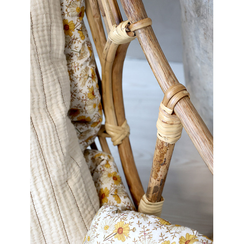 Növényi rattanból készült, vintage stílusú, kézműves függőfotel. Növényi rattanból készült, vintage stílusú, kézműves függőfotel.