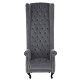 Szürke színű bársonnyal kárpitozott,trónszerű statement fotel.