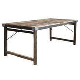 Összecsukható lábbakkal kialakított, kézműves étkezőasztal.