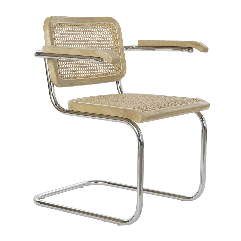 Modern fémvázas, natúr színű, rattan betétes karosszék.