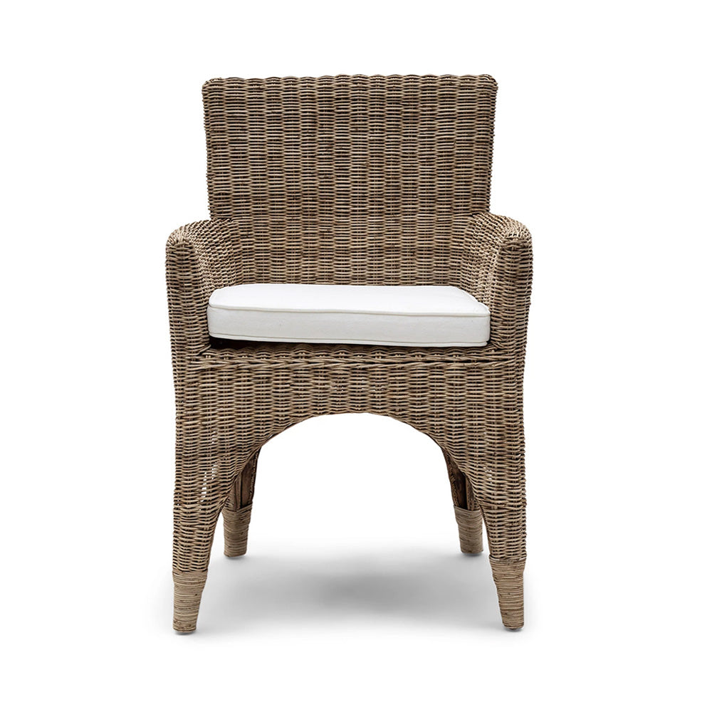 natúr rattan karosszék elölnézet fehér párnával