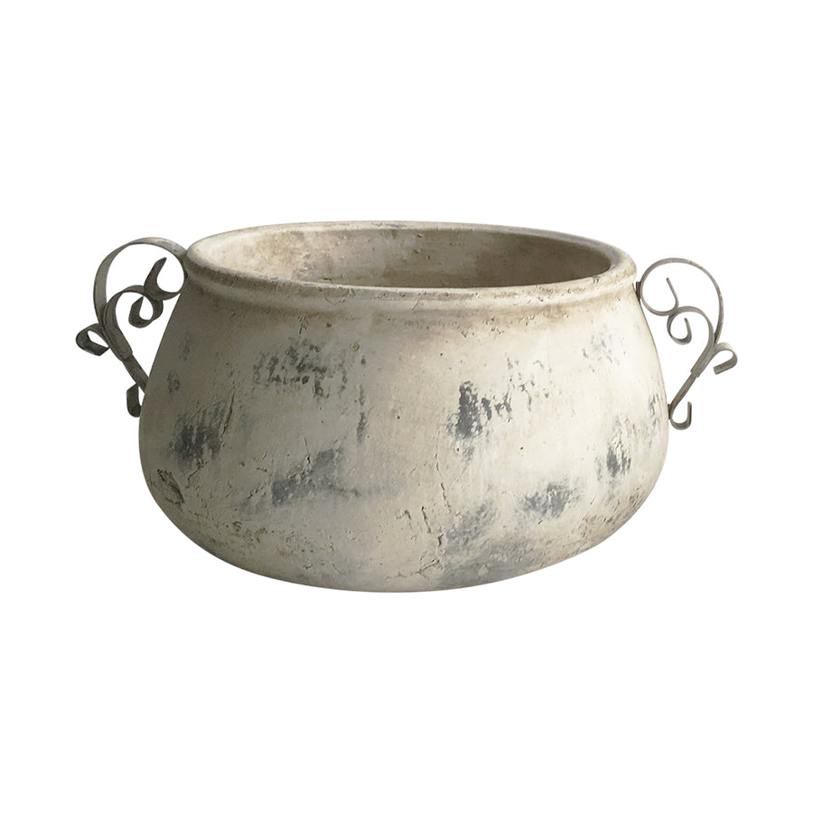 VALO kollekció krémszínű kerámia kaspó, díszes fém fogantyúkkal, antikolt felületű vidéki stílusban