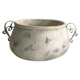 VALO kollekció krémszínű kerámia kaspó antikolt felülettel és fém fülekkel – elölnézeti kép