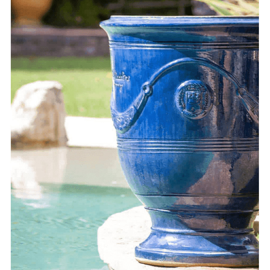 VASE D' ANDUZE ÉMAILLÉ TRADICION kék anduze kerámiakaspó Ø 46 x 55 cm kültéri elhelyezésben, mediterrán stílusú kertben. Francia kézműves kaspó fényes mázzal és hiteles pecséttel.