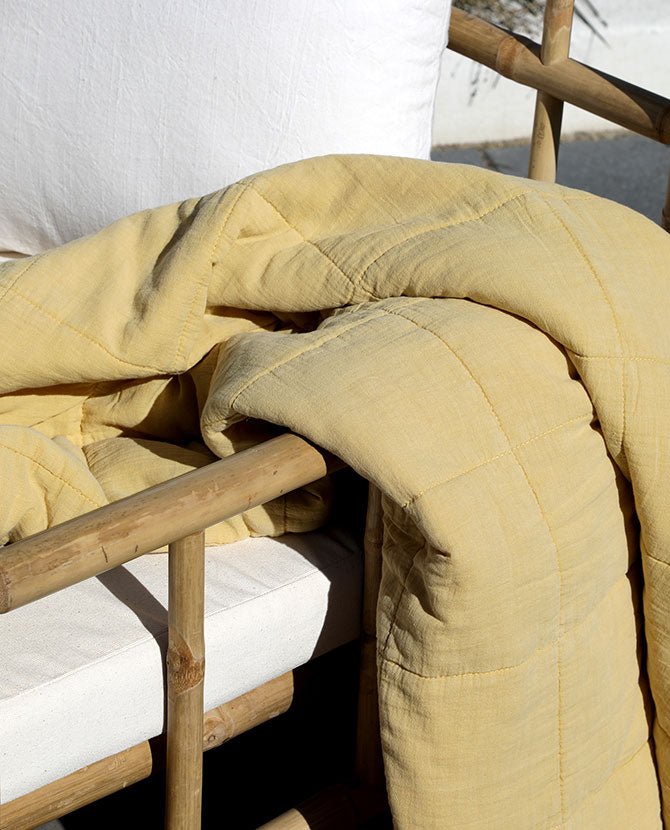 Pamutból készült, mézszínű, steppelt kialakítású, vintage takaró paplan.