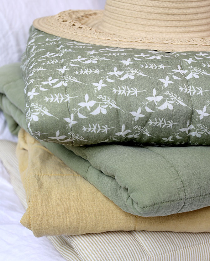 Kétoldalas krém-zöld színű, steppelt kialakítású, vintage takaró paplan.