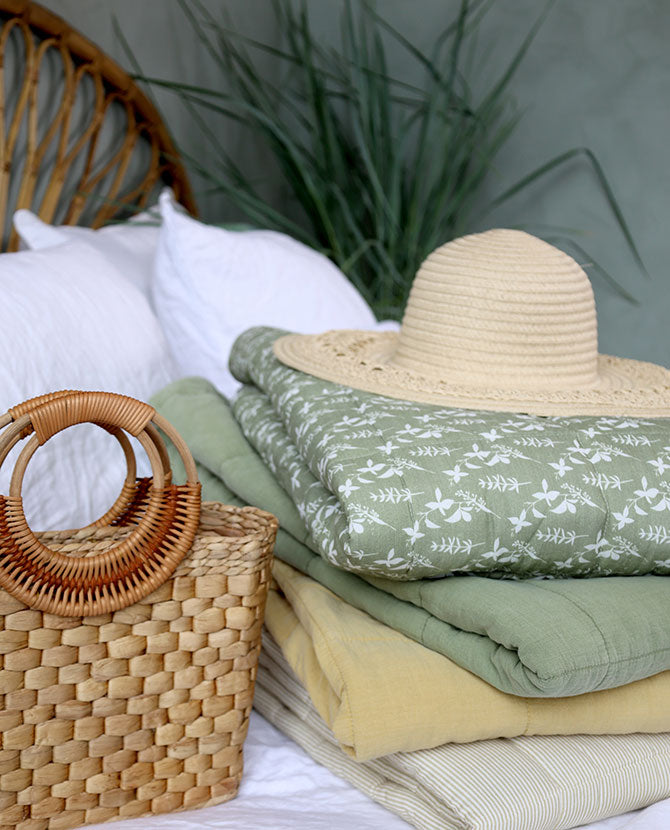 Kétoldalas krém-zöld színű, steppelt kialakítású, vintage takaró paplan.