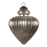 Csepp formájú, antikolt felületű, patinás ezüstszínű, bordázott üvegű karácsonyfadísz.