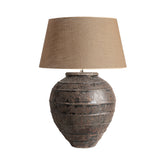 Barna színű, égetett kerámiából készült, óriás kézműves asztali lámpa.