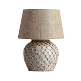 Szürke színű, betonból készült kézműves asztali lámpa.