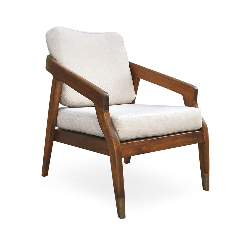 Vastag ülőpárnás kialakítású, masszív, pácolt és lakkozott mindifából készült formatervezett design fotel.