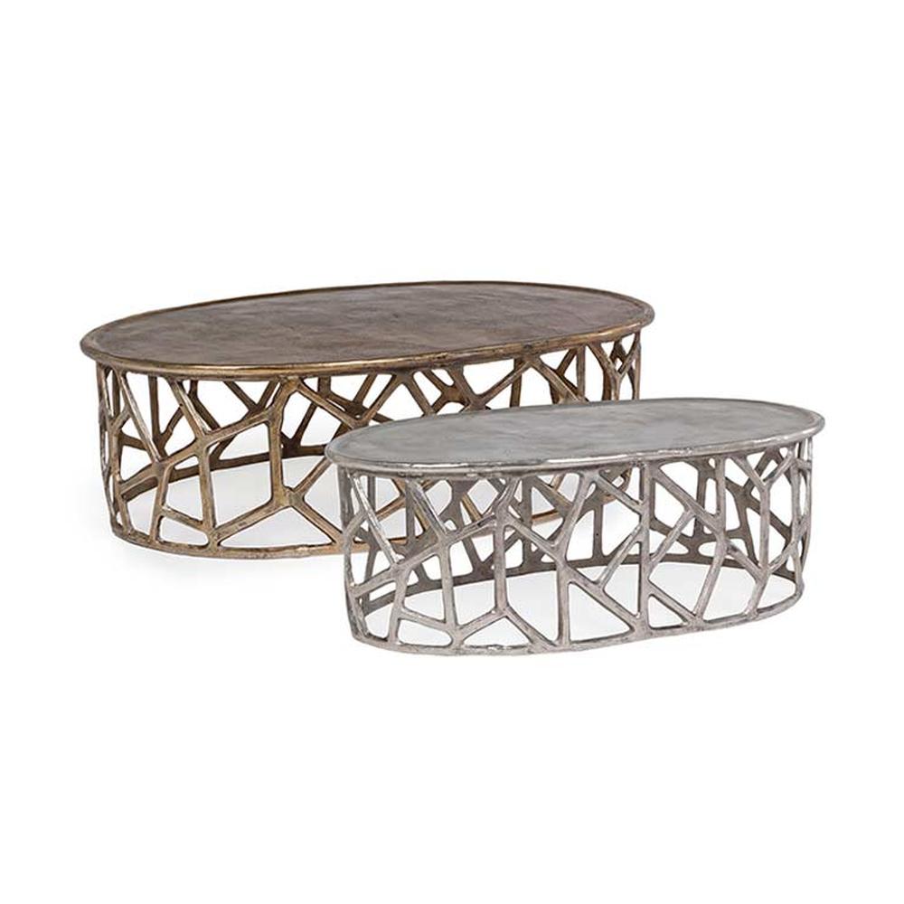 Arany és ezüst színű, ovális formájú, alumíniumból készült dohányzóasztal szett.