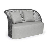 Modern, formatervezett kétszemélyes kerti kanapé, világosszürke ülő- és díszpárnákkal.