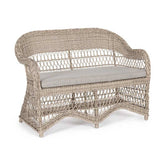 Vidéki vintage stílusú, kétszemélyes, natúr színű műrattan kerti kanapé, bézs színű olefin ülőpárnával.