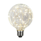 Decoled meleg fehér fényű LED dekorációs izzó áttetsző üveggel, melynek belsejében egy 25 égős fényfüzér került elhelyezésre.