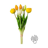 7 szálból álló, vegyes színű tulipáncsokor művirág, nyílt és bimbós virágfejekkel.