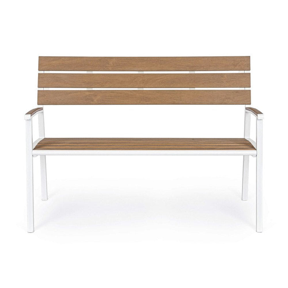 Kétszeméyles fehér fémvázas kerti pad, akácfa színű polifa háttlámlával, karfával és ülőfelülettel.